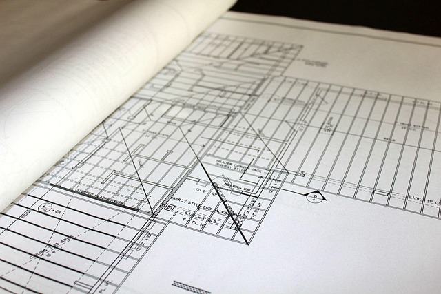 Progetto edilizio e planimetrie su tavolo da disegno